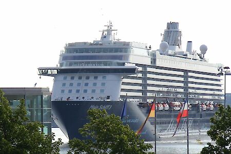 Neues Flaggschiff der TUI Cruises am Ostseekai begrüßt