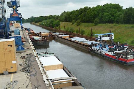 Niedriger Wasserstand der Elbe stellt die Binnenschifffahrt vor Herausforderungen