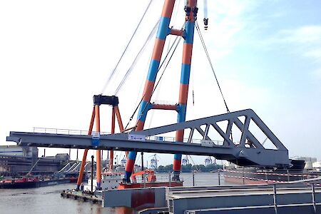 Neubau Rethebrücke: HPA hebt erste Brückenklappe ein