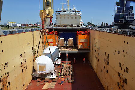 Heavy cargo on the Elbe – pushed cargo barge URSUS carries world’s biggest gas turbine from Berlin to Hamburg