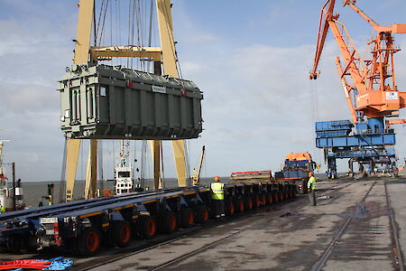 Schwerlastlogistiker Universal Transport meistert im Elbehafen Brunsbüttel Auftrag mit 400 Tonnen Gesamtgewicht