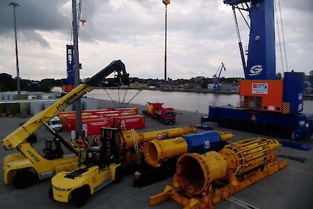 Spezial-Verladung von vier mehr als 100-Tonnen schweren Hämmern für Offshore-Pfahlgründungen am Rendsburg Port