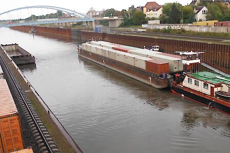 Elbe-Container-Linie trotz Niedrigwasser in Betrieb