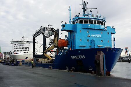 Portalkran für den Kombiumschlag am Schwedenkai eingetroffen - Kieler Seehafen investiert in die Hinterlandanbindung auf der Schiene