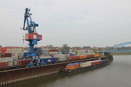 Elbe-Container-Linie weiter auf Kurs