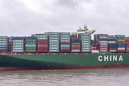 Gigantic 19,100-TEU containership CSCL GLOBE in Hamburg on maiden voyage – growth in China trade continues