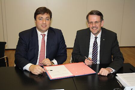 Schienen- und Hafenlogistiker setzen auf LNG: VTG und Brunsbüttel Ports unterschreiben Kooperationsvereinbarung