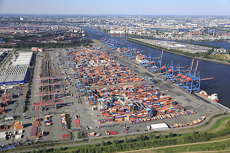 Hamburg port industry throws open terminals for private individuals on HAMBURG PORT BIRTHDAY 2015