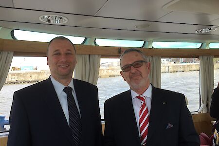 Der Botschafter und der neue Honorarkonsul der Tschechischen Republik besuchten den Hamburger Hafen