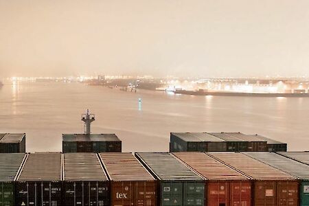 New “Port of Hamburg Liner Services 15/16” provides information on shipping connections to destinations around the world