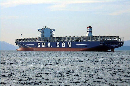 Frisch ausgelieferter Containerriese der französischen Reederei CMA CGM wird in Hamburg getauft