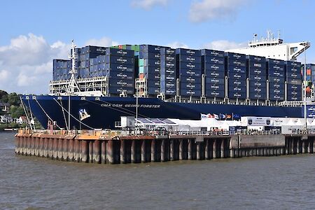CMA CGM GEORG FORSTER, das größte Schiff der CMA CGM-Gruppe, wurde in Hamburg nach traditionellem Seefahrerbrauch getauft