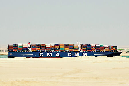Eröffnung des neuen Suez-Kanals, eine strategisch wichtige Route für den weltweiten Handelsaustausch und für die Schiffe der CMA CGM-Gruppe