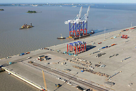 New deepwater Port of Bronka receives Liebherr container gantry cranes