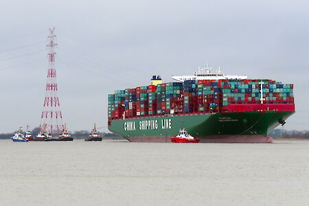 Containerschiff in der Elbe auf Grund gelaufen