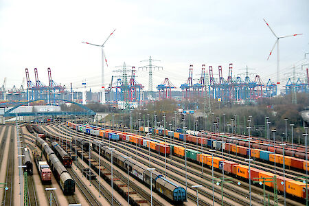 More freight shipments by rail on Hamburg’s seaport-hinterland services – Port of Hamburg’s growing rail share 