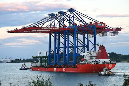 HHLA Container Terminal Burchardkai: Additional Container Gantry Cranes for Handling Particularly Large Vessels