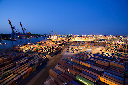 Container Terminal Burchardkai: Löscharbeiten dauern an