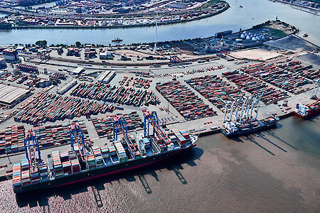 Drei weitere Containerbrücken für 20.000-TEU-Schiffe bestellt