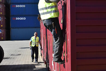 Präsentation des zusammenklappbaren 4FOLD-Containers im Hamburger Hafen