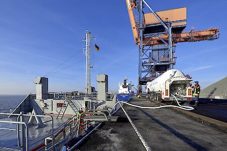 Erfolgreiche Premiere: Erstmals LNG-Schiffsbetankung im Elbehafen Brunsbüttel 