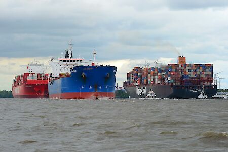 Good first quarter for Hamburg’s seaborne cargo throughput as a universal port