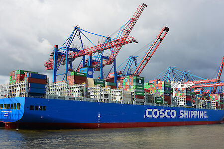 Der Hamburger Hafen schlägt 104 Millionen Tonnen Seegüterumschlag in den ersten neun Monaten um. 