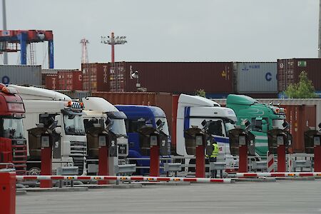 Hamburg leads as first German seaport to introduce slot-booking system for container truckers