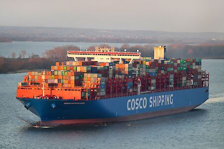 „COSCO Shipping Aries“ auf Jungfernfahrt in Hamburg