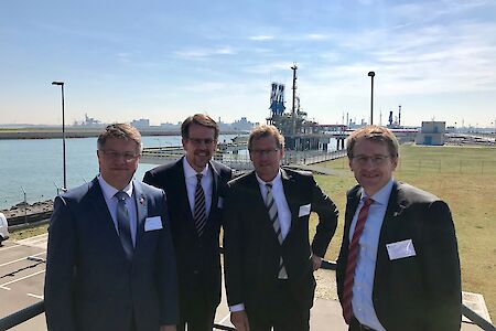 Planungen für LNG-Terminal Brunsbüttel: Ministerpräsident Günther und Maritimer Koordinator der Bundesregierung Brackmann informieren sich beim LNG-Terminal in Rotterdam