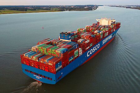 Megacarrier „Cosco Shipping Universe“ besuchte Hamburger Hafen