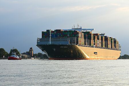 Ozeanriese „Ever Goods“ erstmals im Hamburger Hafen