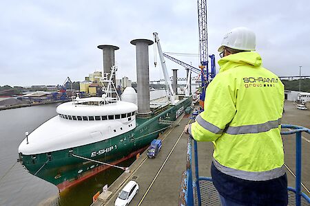Premiere für E-Ship 1 im Schwerlasthafen Rendsburg Port