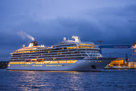 Kreuzfahrtschiff „Viking Sky“ am Ostseekai in Kiel begrüßt