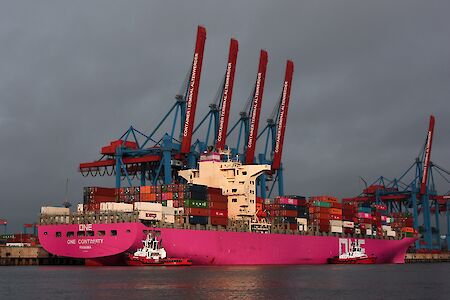 Pink Lady im Hamburger Hafen – erstes Containerschiff der Reedereigruppe ONE im neuen Magenta-Farbdesign in Hamburg