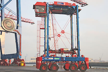 Container Terminal Tollerort: HHLA nimmt erste Hybrid-Van-Carrier im Hamburger Hafen in Betrieb 