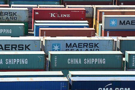 Leercontainer bestimmen den Containerverkehr zwischen Großbritannien und Hamburg 