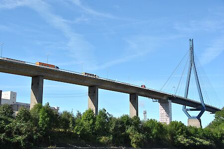 Verkehrsfluss optimiert – HPA startet neues Leitsystem für LKW auf der Köhlbrandbrücke