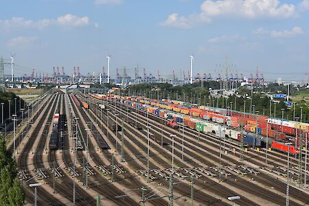 Port of Hamburg moves more cargo by rail and is well equipped for further growth 