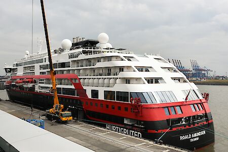 Das erste Hybrid-Kreuzfahrtschiff zu Besuch in Hamburg: "MS Roald Amundsen"