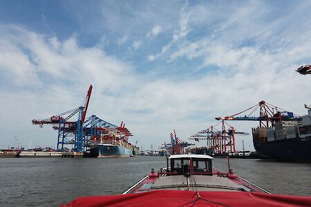 Mit der Barkasse zum Ausbildungsplatz shiften: Schifffahrtsunternehmen laden zur exklusiven Hafenrundfahrt ein