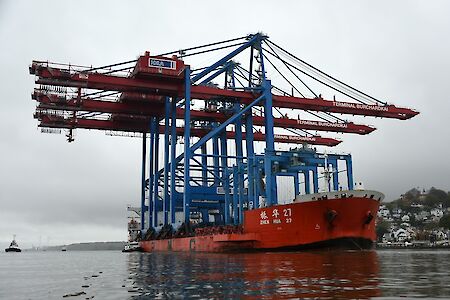 Neue Containerbrücken erreichen den Hamburger Hafen
