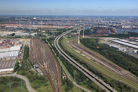 Mehr Seegüterumschlag im Hamburger Hafen – zweistelliges Wachstum im Seehafen-Hinterlandverkehr auf der Schiene