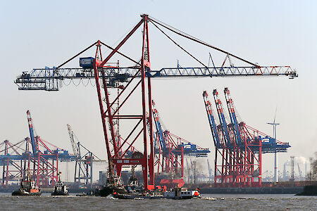 Erfolgreiche Anlieferung der ersten von insgesamt sechs neuen Containerbrücken am EUROGATE Container Terminal Hamburg 
