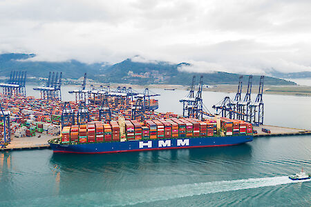 HHLA handles world’s largest container ship at Burchardkai
