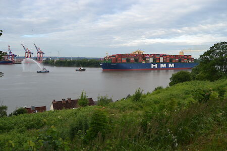 Erstanlauf des weltweit größten Containerschiffs „HMM ALGECIRAS“ in Hamburg