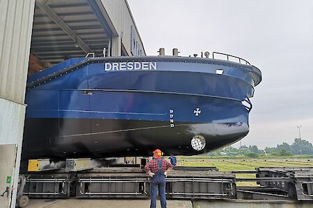 Erfolgreicher Stapellauf für Hamburgs neues Feuerlöschboot „Dresden“ – Schwesterschiff „Prag“ wird in Kürze dem Wasser übergeben 