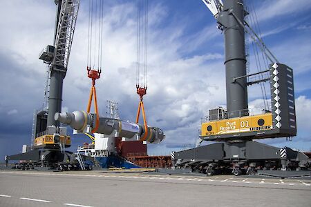 World's heaviest-ever cargo operation by tandem of mobile harbour cranes at Port Bronka 