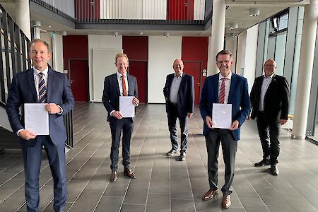 HHLA, Brunsbüttel Ports und Spedition Kruse unterzeichnen Kooperationsvertrag zur Förderung der Binnenschifffahrt auf der Unterelbe 