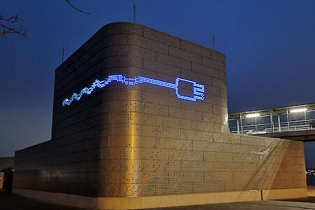 PORT OF KIEL stellt LED-Fassade der Landstromanlage am Ostseekai vor 